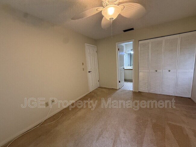 Building Photo - 8228 SE Croft Cir