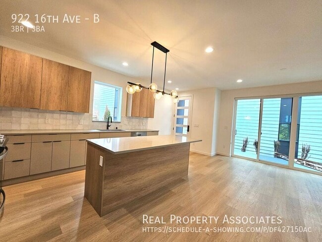 Building Photo - 922 16th Ave