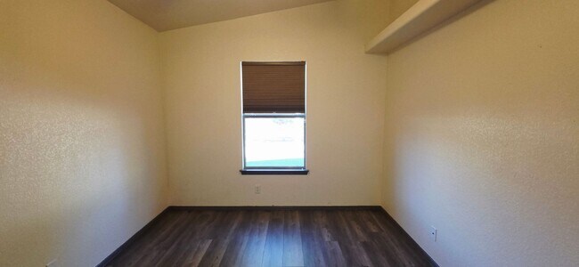 Building Photo - Adorable 3 bedroom, 2 bath apartment in East El Paso!