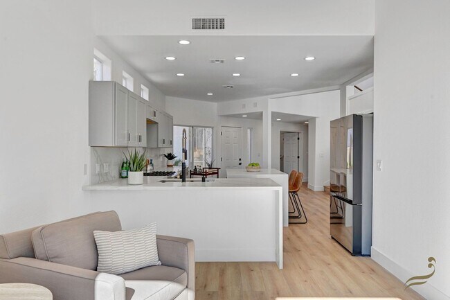 Building Photo - 3 Bedroom, 2.5 Bath Golf Course Home in Guard-Gated Canyon Gate