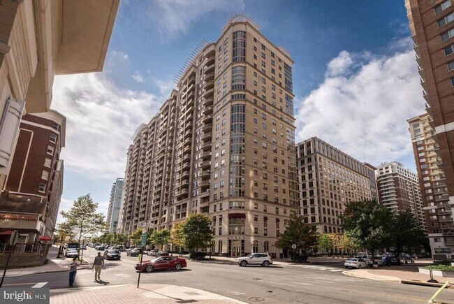 Building Photo - 888 N Quincy St