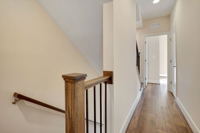Building Photo - 3 Bed 3.5 Bath - Bethesda Montgomery Row Townhouse - Move in Ready