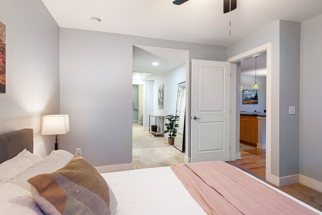 Building Photo - Gorgeous condo with city views