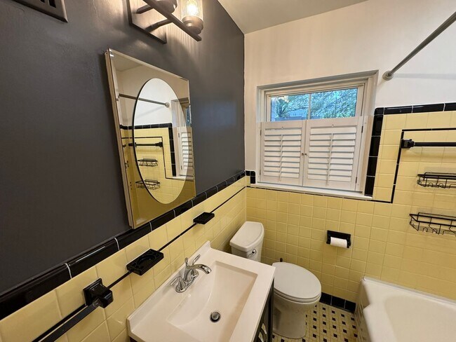 Building Photo - 1401 Montford Dr