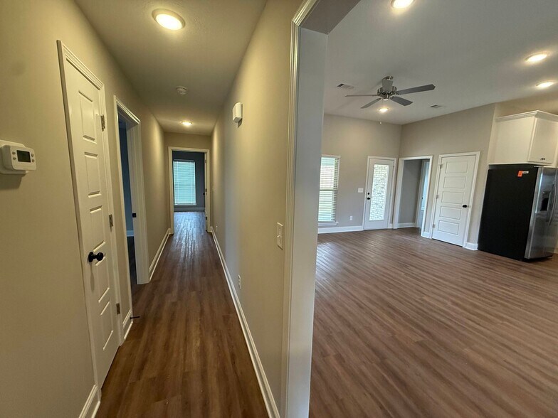 Building Photo - 110 Madisonville Dr