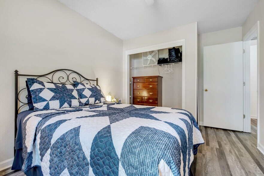 Building Photo - 1870 Mary Ellen Dr