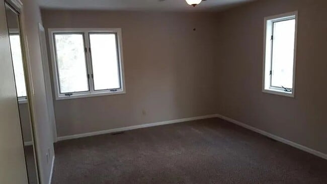 Building Photo - 4 bed/ 2.5 baths Single Family Home