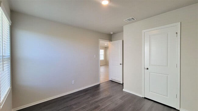 Building Photo - Beautiful like-new 3 bed | 2 bath home - Amazing community amenities!