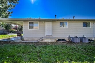 Building Photo - 916 Vics Rd