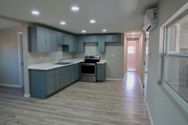 Building Photo - 410 Suwanee Dr