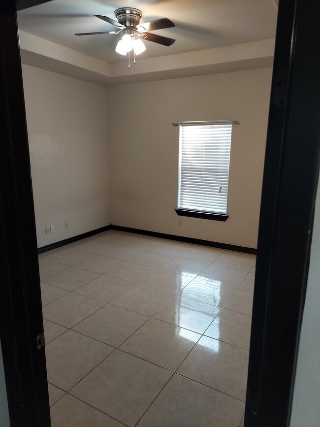 Building Photo - 2701 E Lyon St