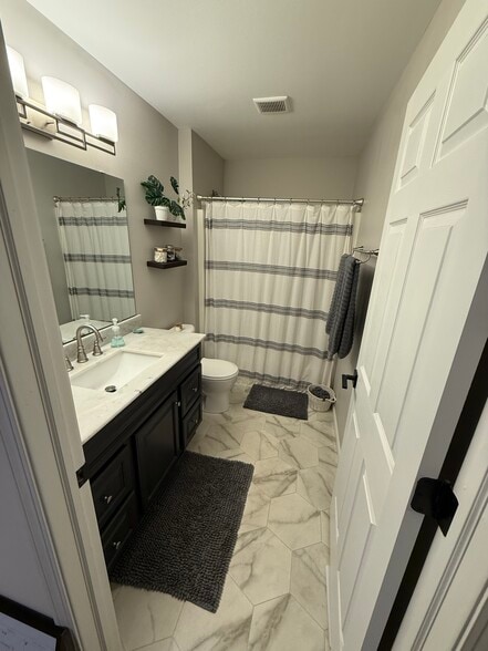 Building Photo - 710 Mesta Ln