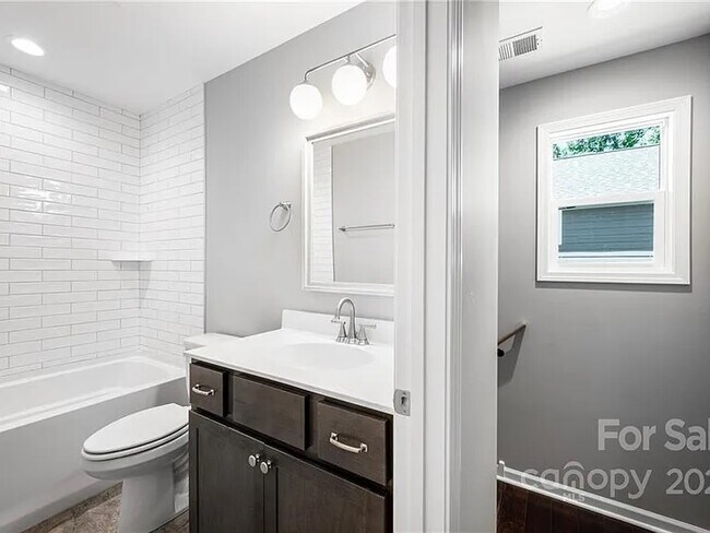 Building Photo - 10 Beryl Ct