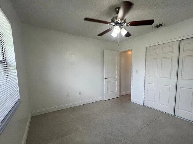 Building Photo - 686 Royalty Ct