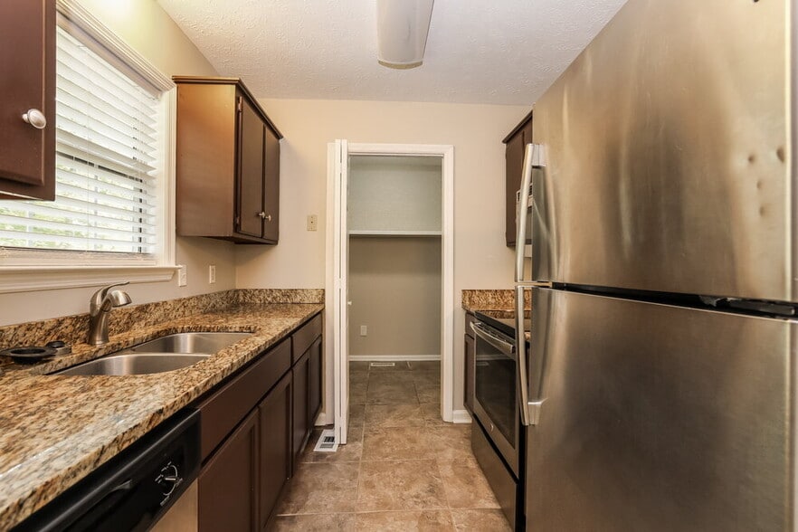 Building Photo - 425 Jonesboro Ct