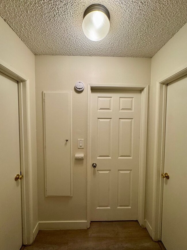 Building Photo - Beautifully Renovated 2 Bed / 1 Bath Apartment for Rent in Los Alamitos!