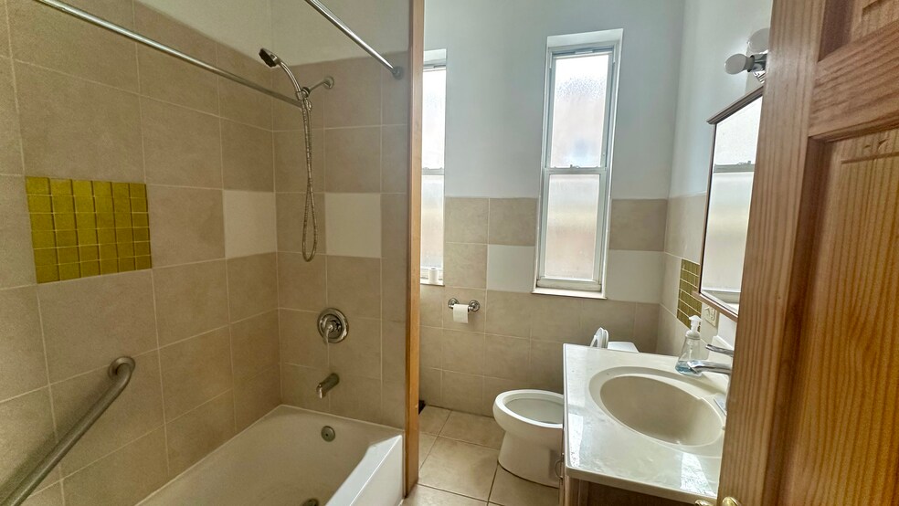 Bathroom - 3146 S Union Ave