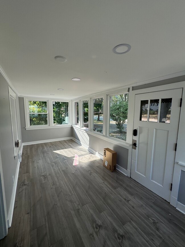 Building Photo - 454 Colford Ave
