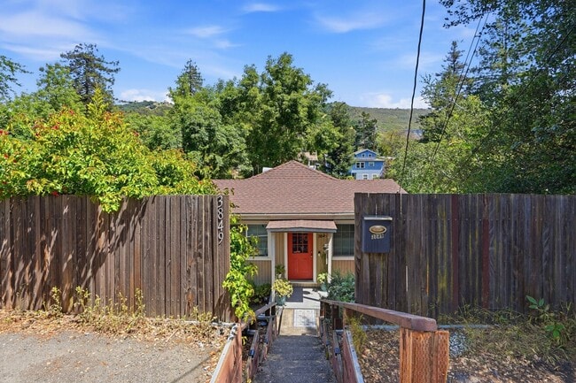 Building Photo - Beautiful Spacious 3-bedroom 2-Bath in Oakland!