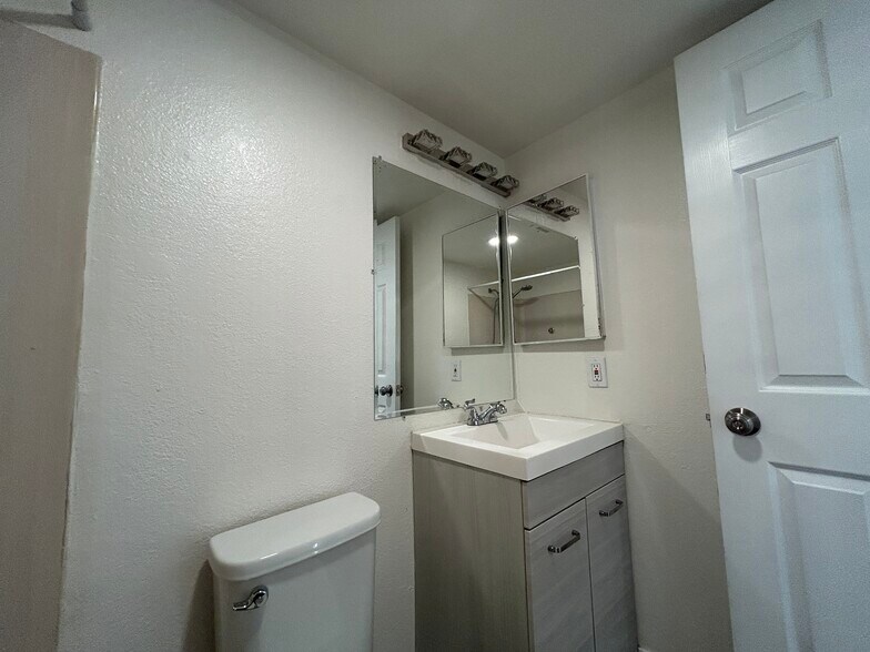 Building Photo - 2698 N 43rd Ave