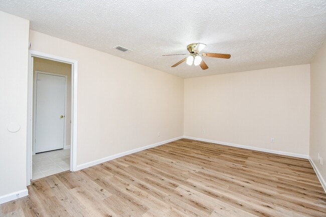 Building Photo - 2835 Pepperwood Dr