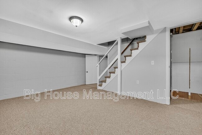 Building Photo - 4310 Roberton Ave