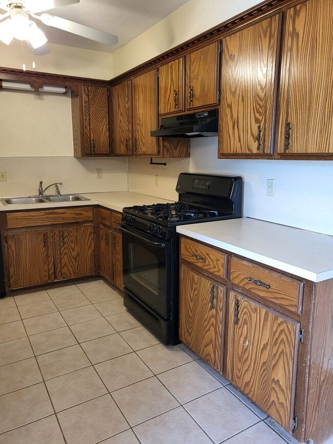 Building Photo - (3) Bed/(2) Bath in West Norman!