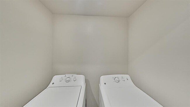 Building Photo - 11214 Howard Dr