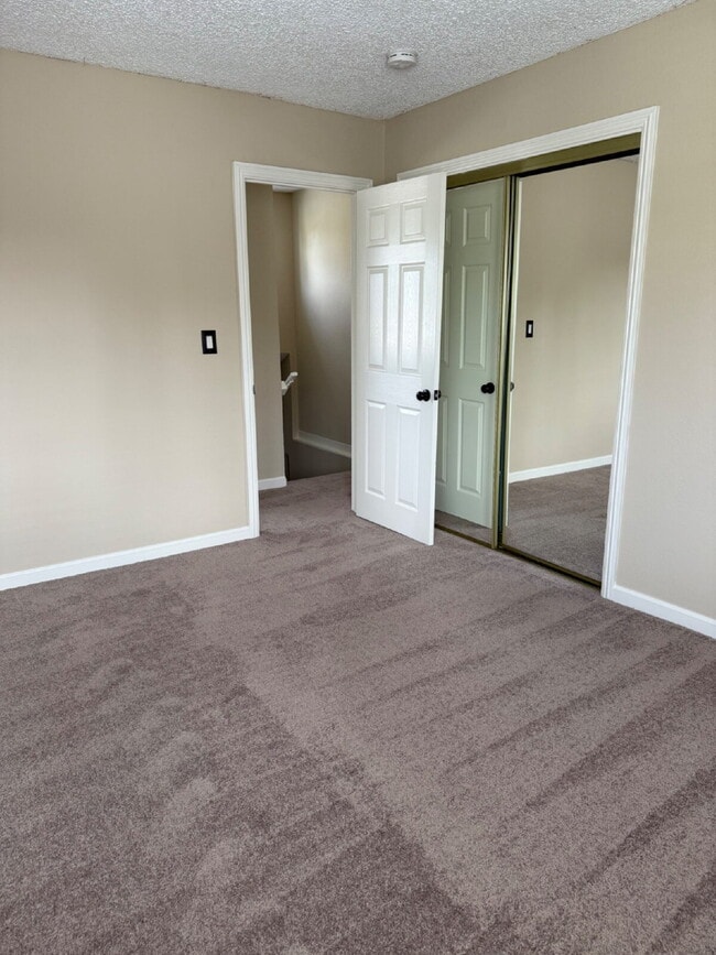 Building Photo - Spacious 4 Bedroom 2.5 Bathroom Hayward Home with Fresh Paint and New Carpet