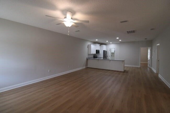 Building Photo - 324 S 5th St