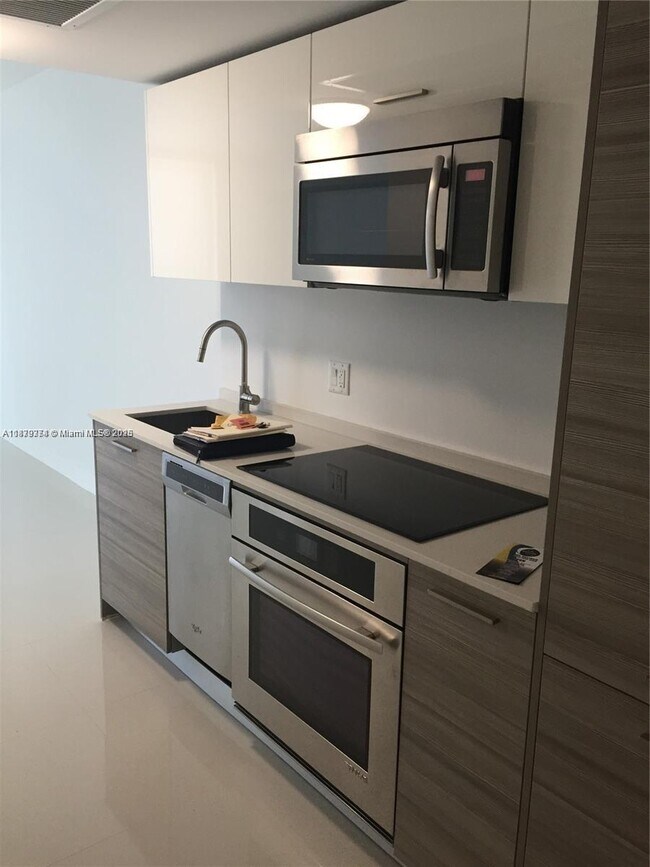 Building Photo - 1300 Brickell Bay Dr