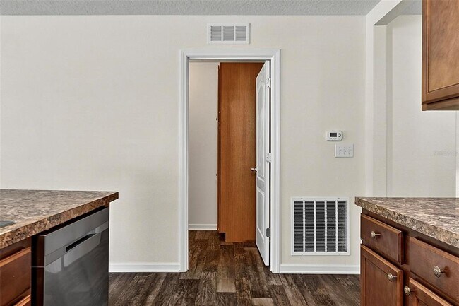 Building Photo - 137 Fairway Ct