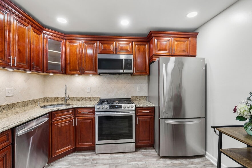Kitchen - 31 Howard Ct