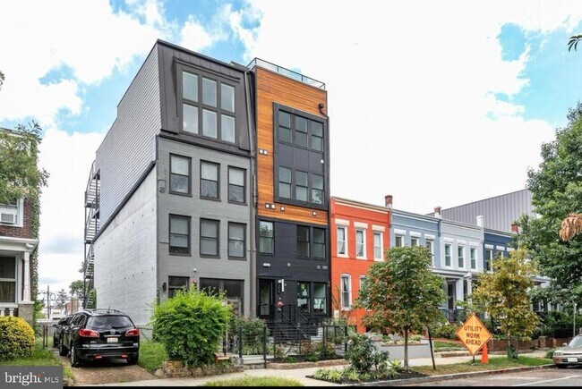 Building Photo - 254 15th St SE