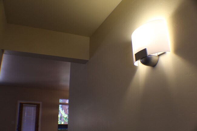 Building Photo - Newer 2 bed / 2 bath Bison Cove Condo