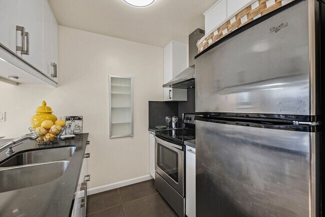 Building Photo - Bright and modern one bedroom one bathroom...