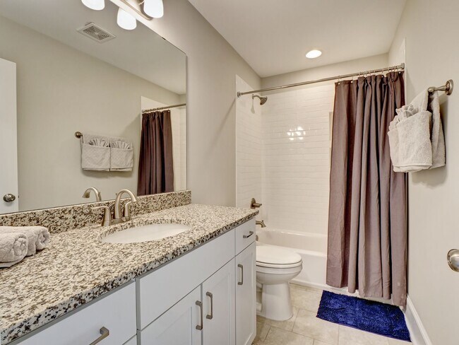 Building Photo - Charming 4 Bedroom Cottage Available in Og...