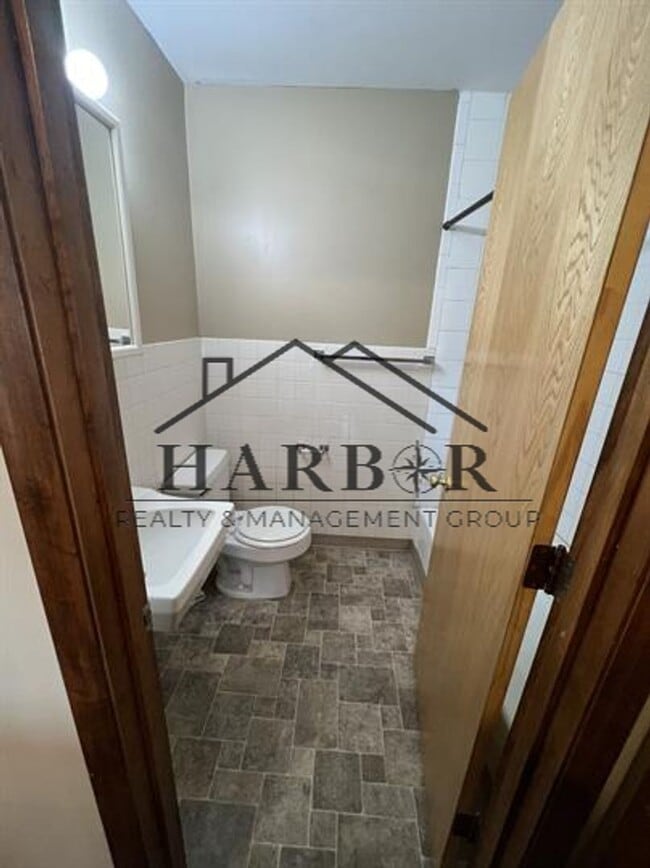 Building Photo - Cozy 2 Bed, 1 Bath – Perfect for Roommates...