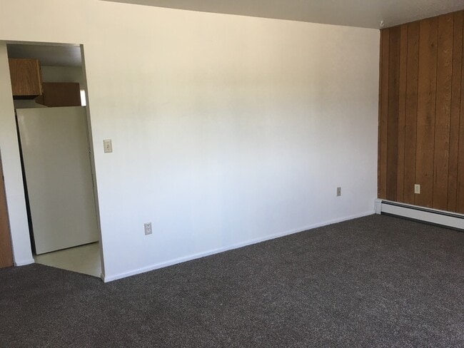 Building Photo - 3 Bedroom 1 Bathroom Duplex