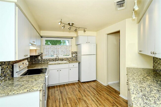 Building Photo - 2512 Post Rd