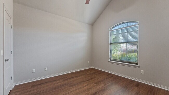 Building Photo - Sign a lease before March 31st and get 50% off one month’s rent, redeemable from the 2nd–12th month.