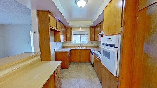 Building Photo - Lease listing - Pasadena Ave