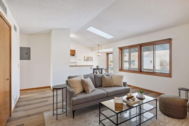 Building Photo - Freshly updated 2 bedroom condo!