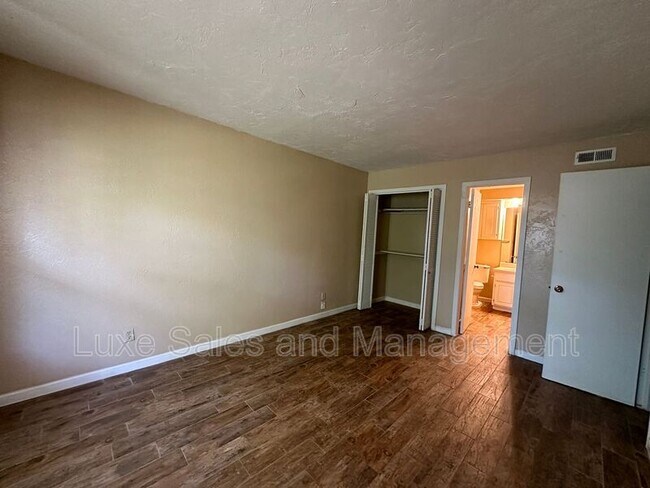 Building Photo - 11120 N Stratford Dr