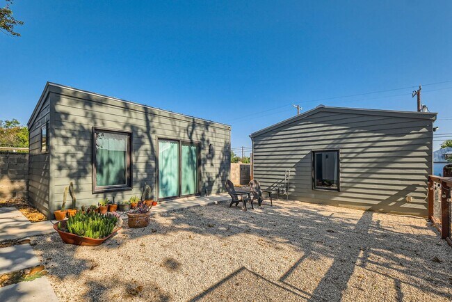 Building Photo - Home with Guest Suite