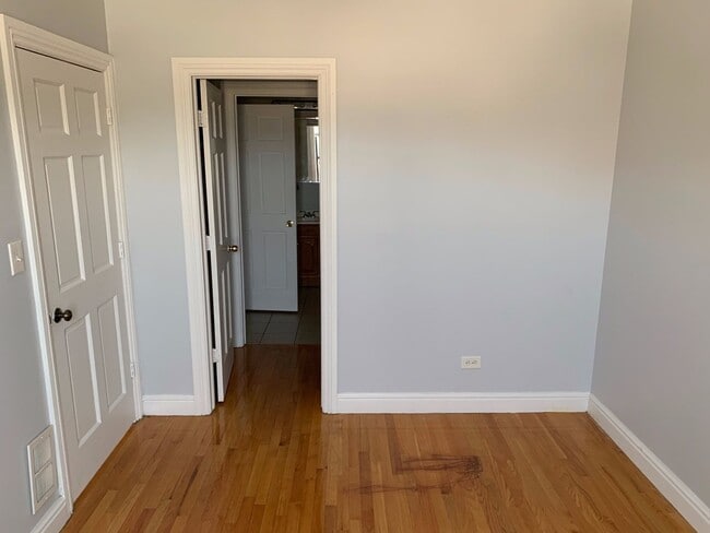 Building Photo - Large 2bed/1bath in Hot Bronzeville. ONE M...