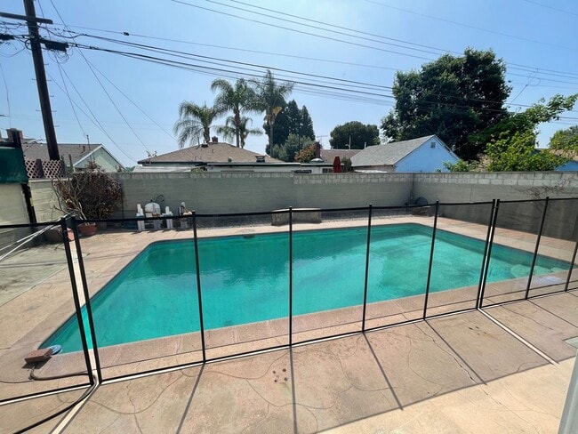 Building Photo - Charming 3 bedroom pool home