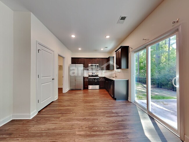 Building Photo - 509 W Lionel Rd