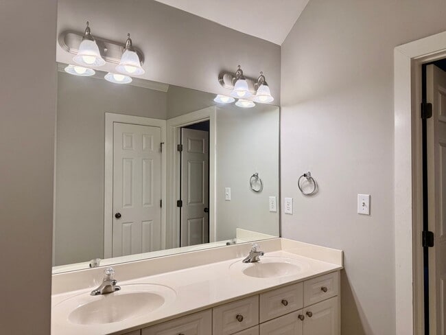 Building Photo - 2 bed, 2 bath townhome in Hoover