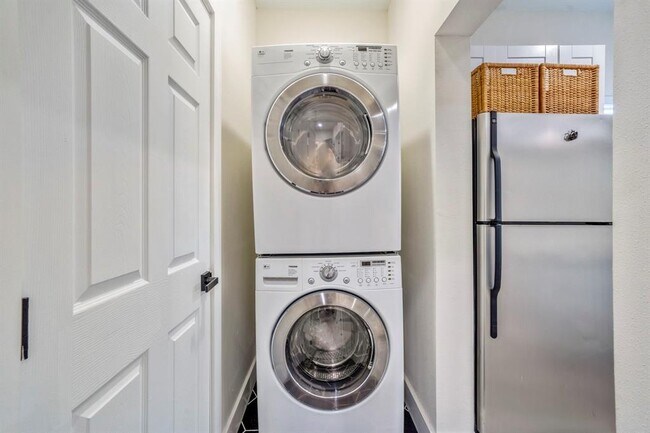 Building Photo - 5 Estelle St